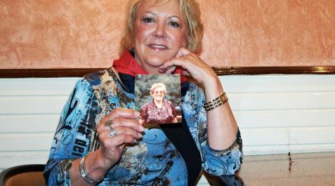Blanca, la hija de 'la teacher', muestra una foto de su madre Blanca, la hija de 'la teacher', muestra una foto de su madre