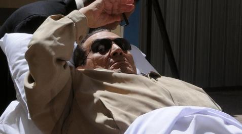 Trasladan a Mubarak en helicóptero para su ingreso en la cárcel Trasladan a Mubarak en helicóptero para su ingreso en la cárcel