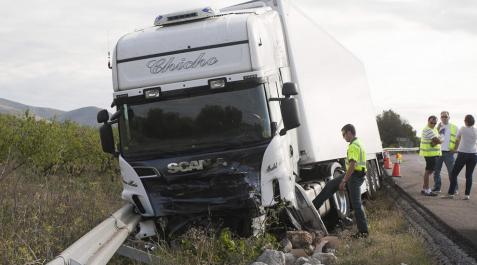 Cinco muertos al chocar un coche y un camión en Castellón Cinco muertos al chocar un coche y un camión en Castellón