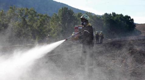 Controlado un incendio en la ladera norte del Monte San Cristóbal_5 El fuego ha quemado un campo de cereal entre Azoz y Arre antes de ser apagado por dotaciones de varios parques de bomberos.