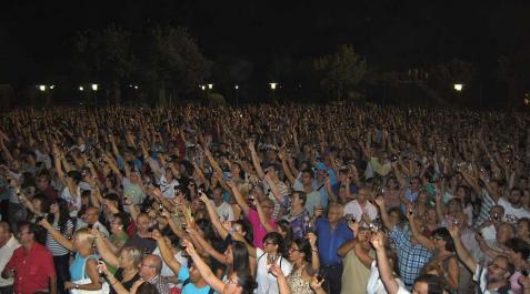 Valdepeñas bate el récord mundial de brindis con vino Valdepeñas bate el récord mundial de brindis con vino