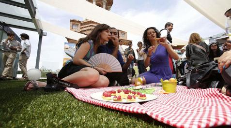 Picnic a las afueras de un centro comercial de Madrid Picnic a las afueras de un centro comercial de Madrid