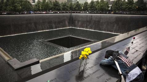 EE UU recuerda el 11S_6 Los neoyorquinos recuerdan a las casi 3.000 víctimas de los atentados del 11S. El presidente Obama también ha guardado un minuto de silencio.