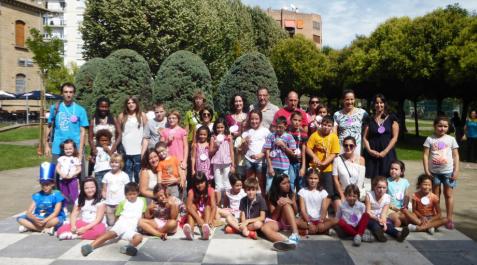 Decenas de padres e hijos reunidos en Día del Juego en Familia Decenas de padres e hijos reunidos en Día del Juego en Familia