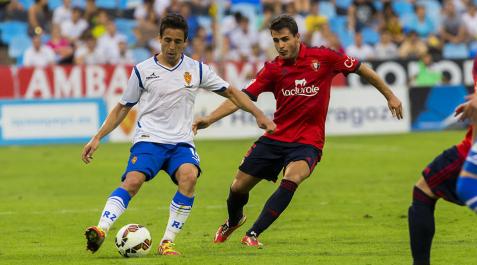 Jon Echaide lucha por la pelota contra el Zaragoza Jon Echaide lucha por la pelota contra el Zaragoza