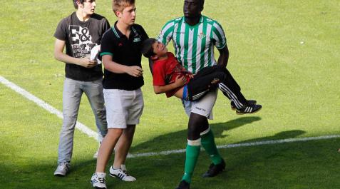 Osasuna agradecerá a N'Diaye su detalle tras el incidente de la valla Osasuna agradecerá a N'Diaye su detalle tras el incidente de la valla