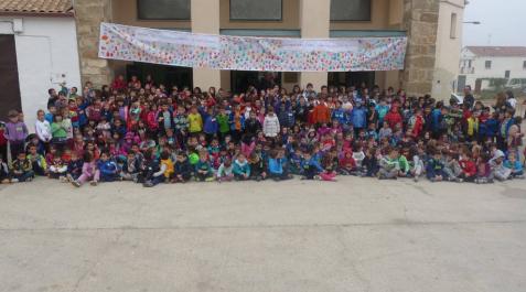 Nueve escuelas rurales de entre 4 y 90 alumnos unen lazos en Oteiza Nueve escuelas rurales de entre 4 y 90 alumnos unen lazos en Oteiza