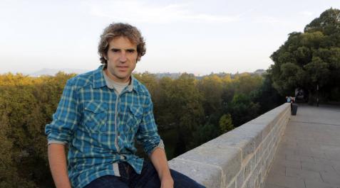 Aitor Iraizoz, sentado en uno de los muros de Caballo blanco Aitor Iraizoz, sentado en uno de los muros de Caballo blanco