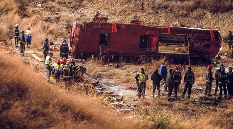Accidente de autobús en Murcia Al menos 12 muertos y 38 heridos al caer un autobús por un terraplén en Murcia