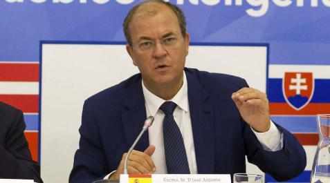 La oposición pide a Monago que se someta a una cuestión de confianza La oposición pide a Monago que se someta a una cuestión de confianza