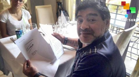 Castro envía una carta a Maradona en medio de los rumores sobre su salud Castro envía una carta a Maradona en medio de los rumores sobre su salud