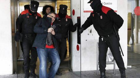 La Policía Foral desaloja a los enfermos de hepatitis C encerrados La Policía Foral desaloja a los enfermos de hepatitis C encerrados