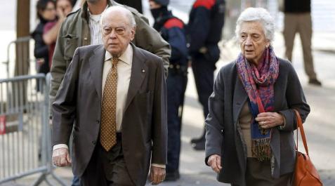 El expresidente de la Generalitat Jordi Pujol, que comparece como imputado por fraude fiscal y blanqueo de capitales, junto a su esposa El expresidente de la Generalitat Jordi Pujol, que comparece como imputado por fraude fiscal y blanqueo de capitales, junto a su esposa
