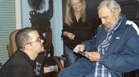 Fidel Castro (d) durante una reunión con el presidente de la Federación Estudiantil Universitaria de La Habana (FUE), Randy Perdomo (i), y acompañado por su mujer Dalia Soto del Valle (c) Fidel Castro (d) durante una reunión con el presidente de la Federación Estudiantil Universitaria de La Habana (FUE), Randy Perdomo (i), y acompañado por su mujer Dalia Soto del Valle (c)