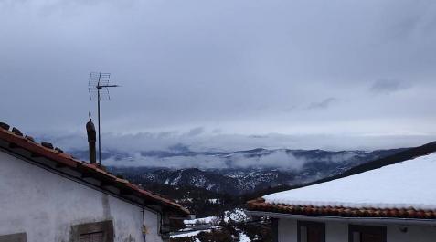 Alerta por nieve en el Pirineo Los Pirineos, nevados, vistos desde Castillonuevo.