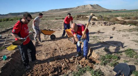 El taller de arqueología descubre el mosaico de la villa romana El taller de arqueología descubre el mosaico de la villa romana