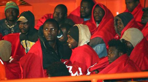 Llegada de 68 inmigrantes a Almería Los 68 inmigrantes rescatados de dos pateras este martes cerca de la isla de Alborán, entre los que figuran 53 varones, diez mujeres y cinco niños, a su llegada al puerto pesquero de Almería.