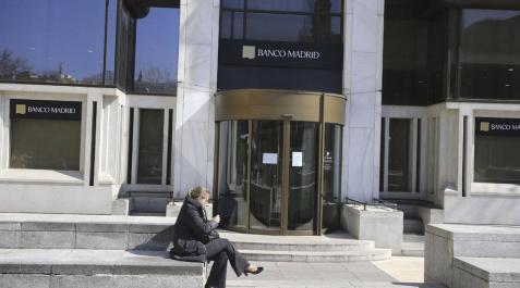 Miles de clientes atrapados en el 'corralito' de Banco Madrid Miles de clientes atrapados en el 'corralito' de Banco Madrid
