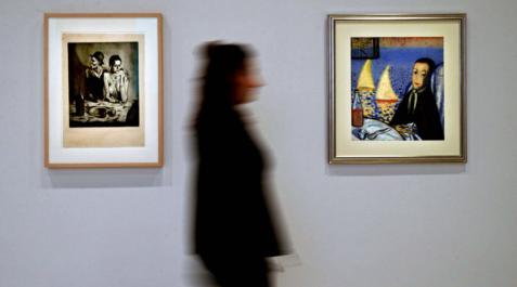 Una visitante ante 'El muchacho enfermo, autoretrato en Cadaqués' (d), de 1921, obra de Salvador Dalí y 'La comida frugal', de 1904, obra de Pablo Picasso Una visitante ante 'El muchacho enfermo, autoretrato en Cadaqués' (d), de 1921, obra de Salvador Dalí y 'La comida frugal', de 1904, obra de Pablo Picasso