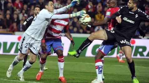 El Eibar corta su mala racha ante un Granada que da un paso atrás El Eibar corta su mala racha ante un Granada que da un paso atrás