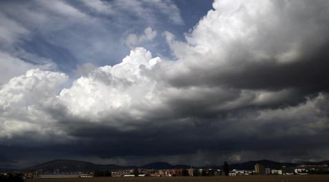 El tiempo mejora esta tarde, aunque el norte sigue en alerta por lluvias El tiempo mejora esta tarde, aunque el norte sigue en alerta por lluvias