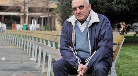 Miguel Ángel Acaz en el paseo de los Enamorados de la Rochapea, barrio en el que vive desde que se casó en 1963. Miguel Ángel Acaz en el paseo de los Enamorados de la Rochapea, barrio en el que vive desde que se casó en 1963.