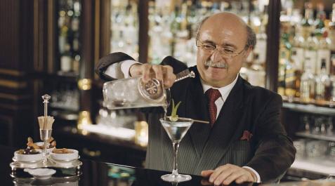 Un cóctel de fresa, vodka y menta preparado por una leyenda viva de la alquimia con alcoholes, William Oliveri. Un cóctel de fresa, vodka y menta preparado por una leyenda viva de la alquimia con alcoholes, William Oliveri.
