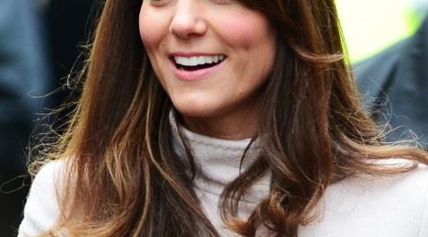 Kate Middleton se encuentra con su réplica en muñeca Kate Middleton se encuentra con su réplica en muñeca