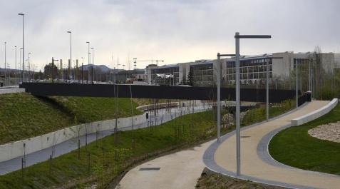 El parque de Arrosadía abre sus puertas_4 Los más de 37.000 m² del parque de Arrosadía ya han abierto sus puertas. La inauguración ha tenido lugar este miércoles por la mañana, a la que han asistido, entre otros, el alcalde de Pamplona, Enrique Maya.