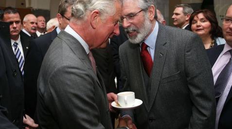 Carlos de Inglaterra y Gerry Adams se dan un histórico apretón de manos Carlos de Inglaterra y Gerry Adams se dan un histórico apretón de manos