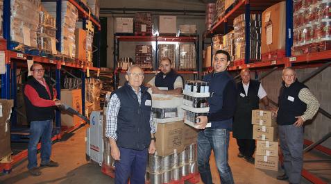 Preparativos para la gran recogida del Banco de Alimentos de Navarra Voluntarios y trabajadores en el Banco de Alimentos organizan los almacenes en los que esperan acumular comida para la gente más necesitada.