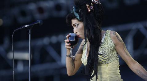 La familia de Amy Winehouse censura un documental La familia de Amy Winehouse censura un documental