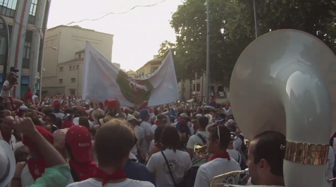 Salida de las peñas en San Fermín 2015.
