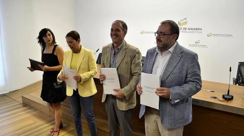 Los partidos firman el acuerdo del nuevo Gobierno de Navarra Los partidos firman el acuerdo del nuevo Gobierno de Navarra