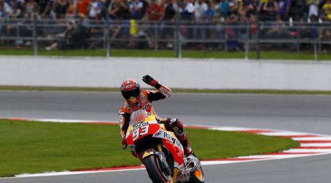 Márquez logra la pole en el GP de Gran Bretaña con récord de pista Márquez logra la pole en el GP de Gran Bretaña con récord de pista