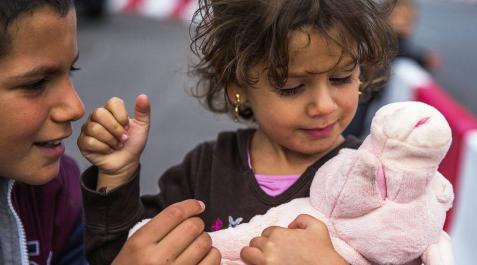 Una niña siria de tres años juega con su nuevo peluche en el puerto de Rostock en Alemania. Una niña siria de tres años juega con su nuevo peluche en el puerto de Rostock en Alemania.