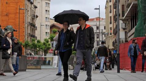 Tiempo nublado y fresco en Pamplona el 16 mayo 2015 Los abrigos y los paragüas han vuelto a las calles de Pamplona después del breve periodo de calor vivido hace unos días.