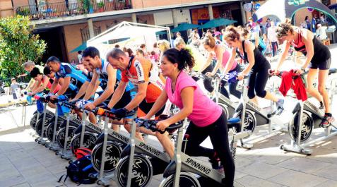 Cientos de personas en un día de deporte y saldos en Peralta Cientos de personas en un día de deporte y saldos en Peralta