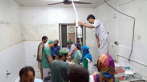 Ataque a un hospital en Afganistán El Gobierno afgano confirmó este sábado que las fuerzas estadounidenses bombardearon esta madrugada un hospital de Médicos Sin Fronteras (MSF) en la ciudad de Kunduz (norte), donde al menos 9 personas murieron y otras 37 resultaron heridas.