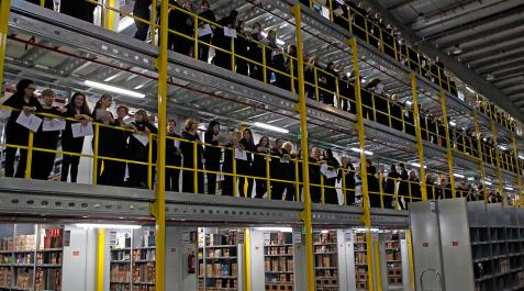 Amazon celebra el arranque de la Navidad con 400 intérpretes cantando a 10 metros de altura en su centro logístico Amazon celebra el arranque de la Navidad con 400 intérpretes cantando a 10 metros de altura en su centro logístico