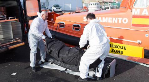 Rescatados 95 inmigrantes y hallados dos cuerpos en las costas andaluzas Rescatados 95 inmigrantes y hallados dos cuerpos en las costas andaluzas