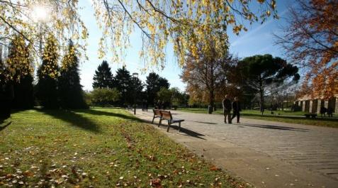 Cielos despejados y temperaturas suaves desde el próximo lunes Dos personas caminan por la Ciudadela de Pamplona. MARC EICH