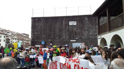 Roncal reclama en la calle un nuevo centro escolar Roncal reclama en la calle un nuevo centro escolar