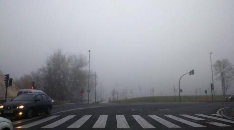 Pamplona amanece cubierta por una densa niebla La niebla ha cubierto Pamplona en las primeras horas de este sábado