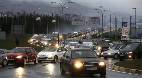 Retenciones de media hora para acceder al centro comercial La Morea Retenciones de media hora para acceder al centro comercial La Morea