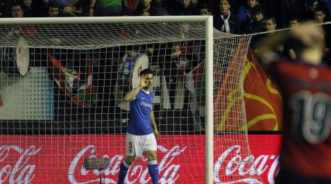 Kike Sola se disculpa tras marcar un gol a Osasuna en El Sadar. Kike Sola se disculpa tras marcar un gol a Osasuna en El Sadar.