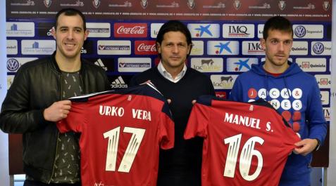 Presentación y primer entrenamiento de Urko Vera y Manuel Sánchez Los dos jugadores llegaron sonrientes a las instalaciones deportivas de Osasuna.