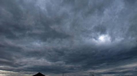 Los cielos siguen nubosos y las temperaturas bajan hoy ligeramente Los cielos siguen nubosos y las temperaturas bajan hoy ligeramente