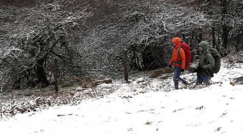 Nieve en Roncesvalles El Alto de Ibañeta que amaneció este domingo con una ligera nevada que ha blanqueado los montes cercanos a Roncesvalles en una jornada en la que la AEMET anuncia que la cota de nieve bajará de los 1.000 a los 800 metros, las temperaturas máximas descenderán y las mínimas bajarán.