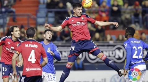 David García disputa un balón aéreo. David García disputa un balón aéreo.